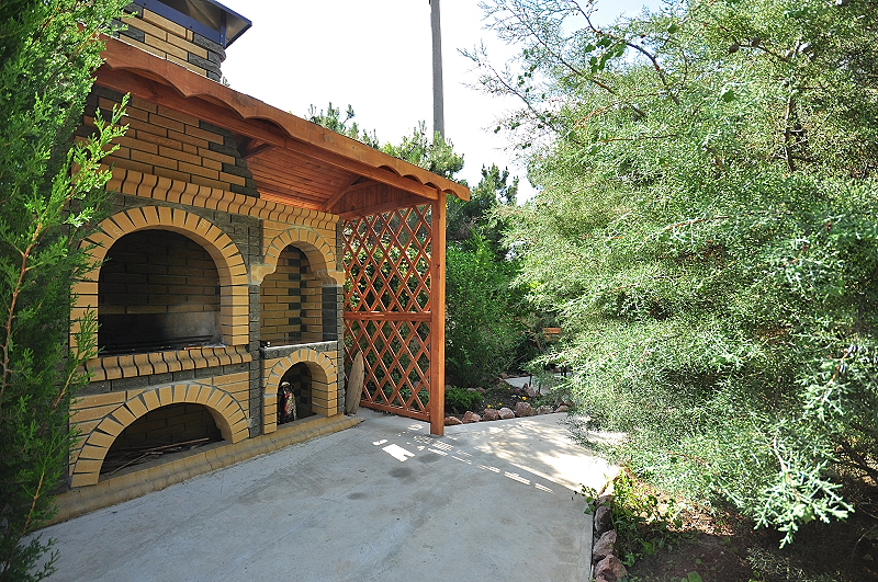 Зона барбекю в отеле Кипарис