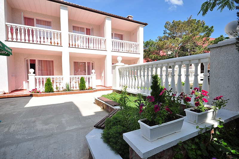 Отдых в гостевом доме «Кипарис» в Песчаном Отдых в гостевых домах поселка Песчаное Бахчисарайского р-на