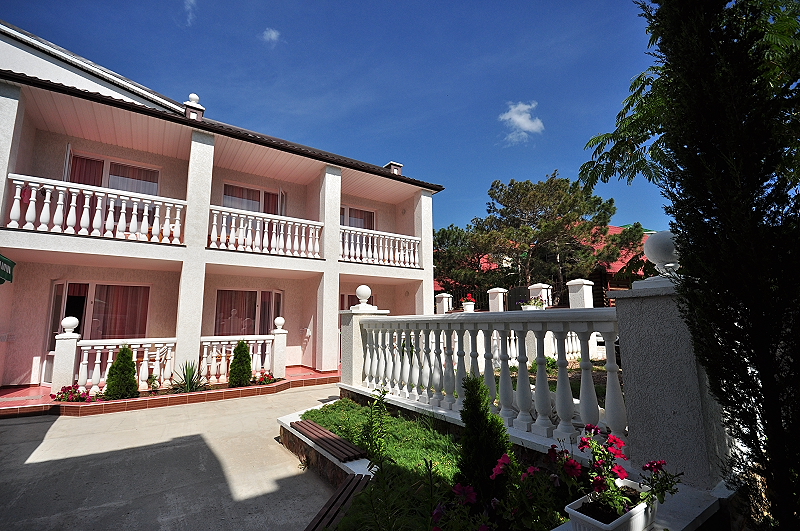 Вид на отель в Песчаном «Кипарис» Лучший отель в поселке Песчаное в Крыму «Кипарис»