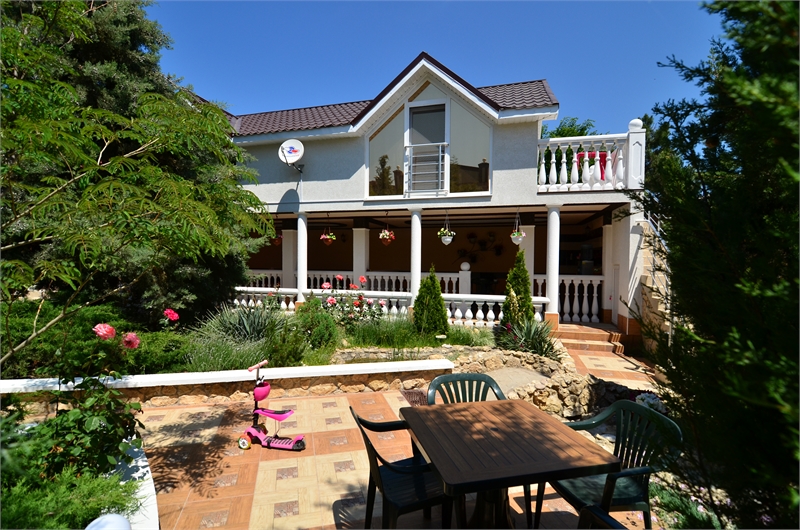 Зона отдыха в гостевом доме «Кипарис» Отдых в Крыму в гостевых домах поселка Песчаное